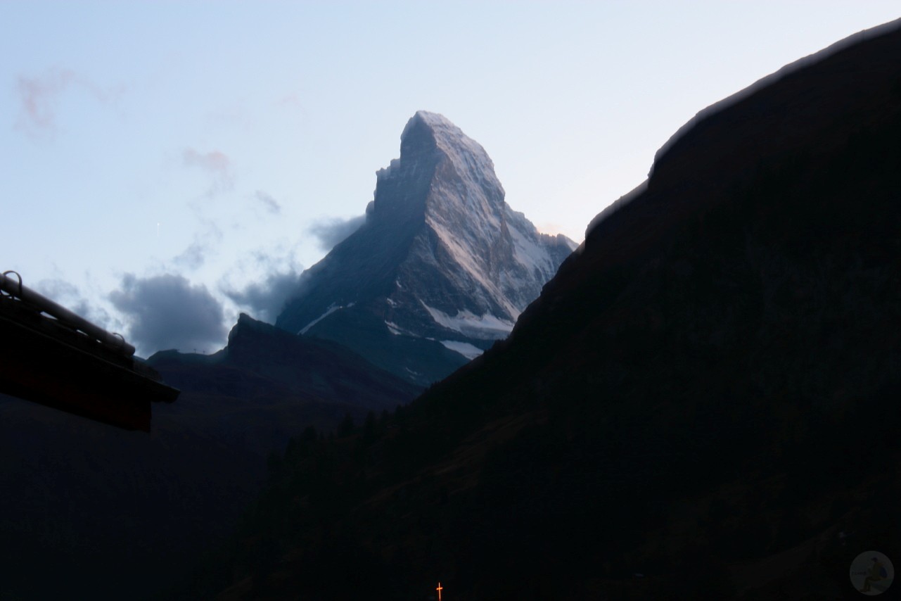 傍晚點燈後的策馬特小鎮與馬特洪峰夜景