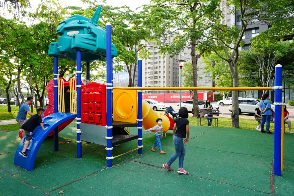 823砲戰紀念公園,台中823公園,台中寶可夢道館,台中沙坑,台中溜滑梯,台中盪鞦韆,台中綠意空間,台中親子公園,台中遊樂設施,戰車公園,飛機公園