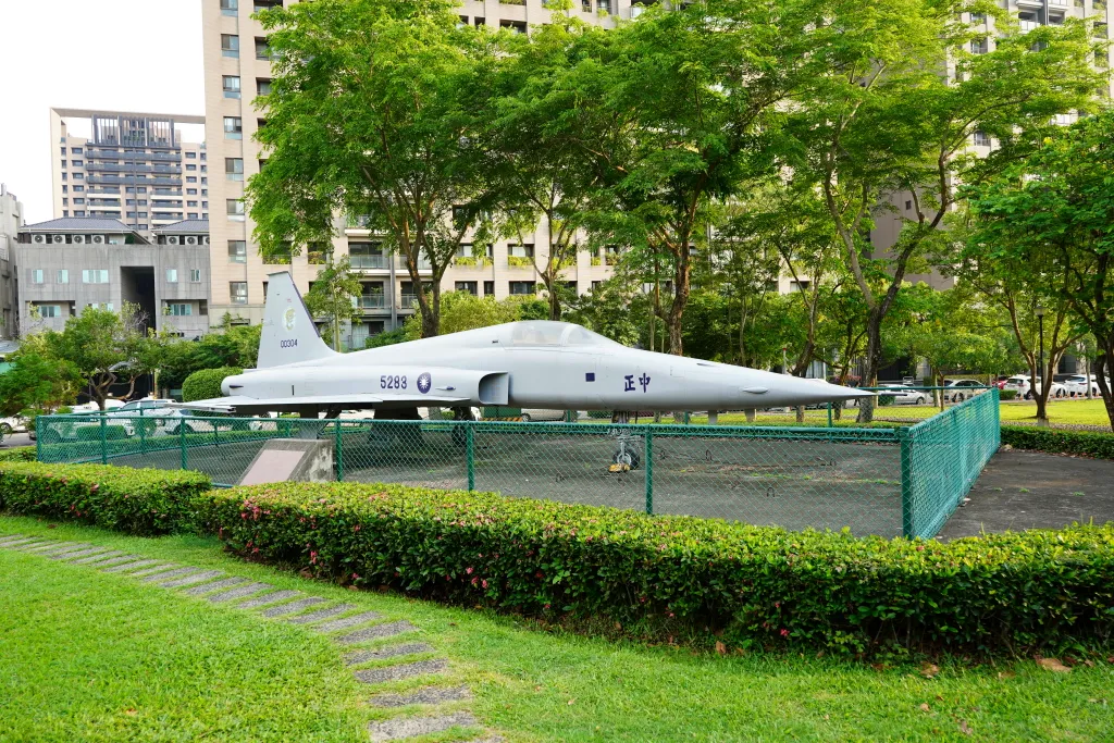 823砲戰紀念公園,台中823公園,台中寶可夢道館,台中沙坑,台中溜滑梯,台中盪鞦韆,台中綠意空間,台中親子公園,台中遊樂設施,戰車公園,飛機公園
