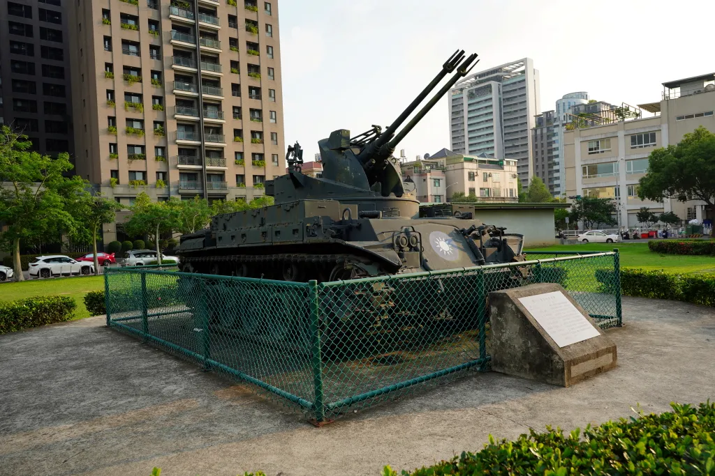 823砲戰紀念公園,台中823公園,台中寶可夢道館,台中沙坑,台中溜滑梯,台中盪鞦韆,台中綠意空間,台中親子公園,台中遊樂設施,戰車公園,飛機公園