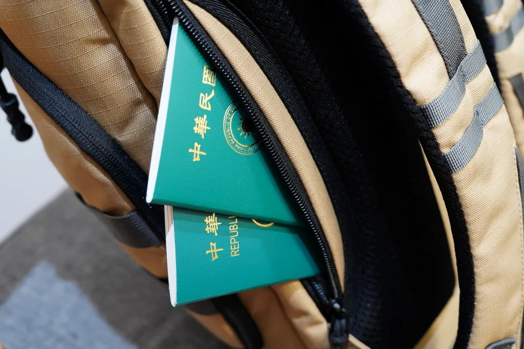 bagrun夜光漫遊後背包,MOLLE系統托特包,防水筆電收納層,側邊開口托特包,防盜夜光漫遊後背包,背包挑選指南,後背包推薦,夜光後背包,安全後背包 bagrun夜光漫遊後背包,MOLLE系統托特包,防水筆電收納層,側邊開口托特包,防盜夜光漫遊後背包,背包挑選指南,後背包推薦,夜光後背包,安全後背包