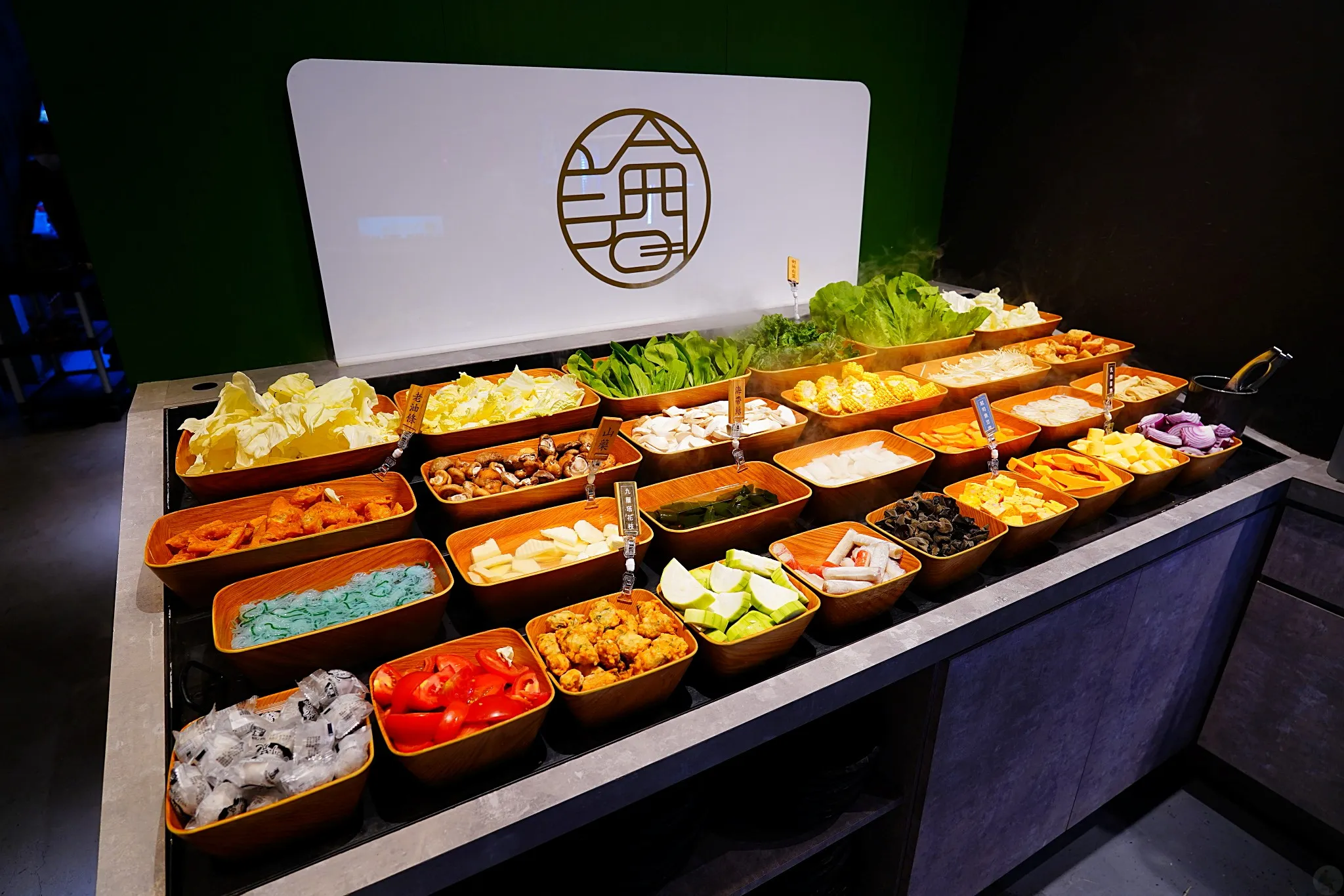 台中大里美食,台中火鍋,大里宵夜,大里火鍋,大里火鍋推薦,大里美食,論石間,論石間台中大里店,論石間大里店,論石間火鍋,大里消夜吃什麼, 論石間大里店, 火鍋推薦, 大里火鍋, 營業至凌晨兩點, 大里餐廳推薦, 小農自助菜吧, 吃到飽蔬菜, 和牛火鍋, 松阪豬火鍋, 海鮮火鍋, 台中深夜火鍋, 論石間鍋物
