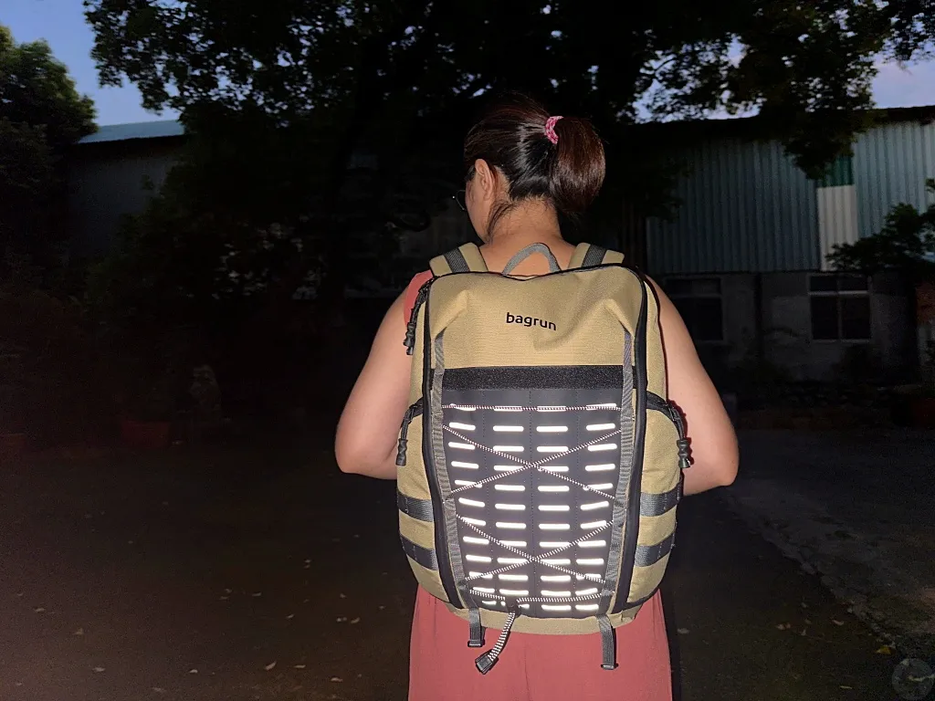 bagrun夜光漫遊後背包,MOLLE系統托特包,防水筆電收納層,側邊開口托特包,防盜夜光漫遊後背包,背包挑選指南,後背包推薦,夜光後背包,安全後背包 bagrun夜光漫遊後背包,MOLLE系統托特包,防水筆電收納層,側邊開口托特包,防盜夜光漫遊後背包,背包挑選指南,後背包推薦,夜光後背包,安全後背包