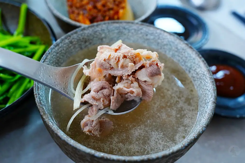 滿滿肉片的濃郁羊肉湯