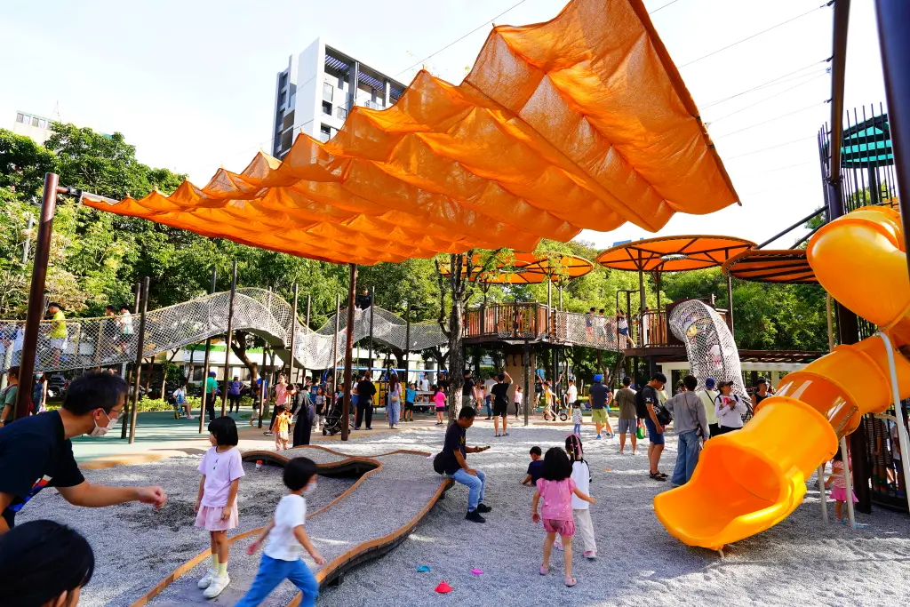 台中北屯兒童公園, 台中特色公園, 美樂地計畫, 台中親子遊推薦, 台中共融遊具, 無障礙設施公園, 攀爬隧道, 旋轉溜滑梯, 林間探索遊戲場, 台中親子景點, 台中親子戶外活動, 台中公園推薦, 台中兒童遊戲區, 台中親子共融遊樂場,荔枝老樹公園,興安路兒童公園