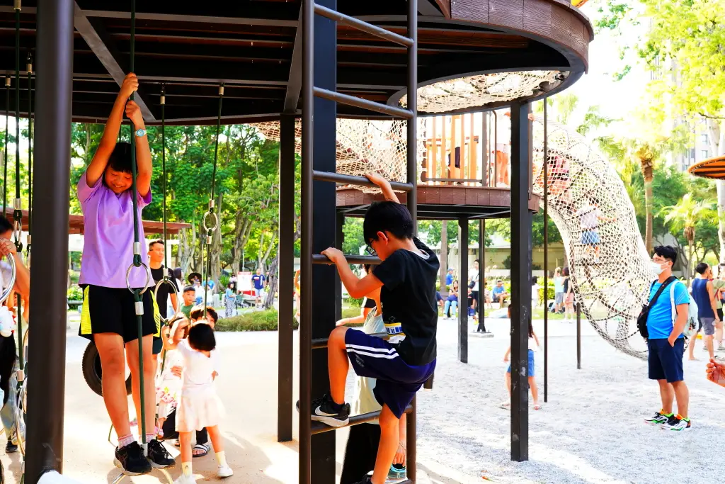台中北屯兒童公園, 台中特色公園, 美樂地計畫, 台中親子遊推薦, 台中共融遊具, 無障礙設施公園, 攀爬隧道, 旋轉溜滑梯, 林間探索遊戲場, 台中親子景點, 台中親子戶外活動, 台中公園推薦, 台中兒童遊戲區, 台中親子共融遊樂場,荔枝老樹公園,興安路兒童公園 台中北屯兒童公園, 台中特色公園, 美樂地計畫, 台中親子遊推薦, 台中共融遊具, 無障礙設施公園, 攀爬隧道, 旋轉溜滑梯, 林間探索遊戲場, 台中親子景點, 台中親子戶外活動, 台中公園推薦, 台中兒童遊戲區, 台中親子共融遊樂場,荔枝老樹公園,興安路兒童公園