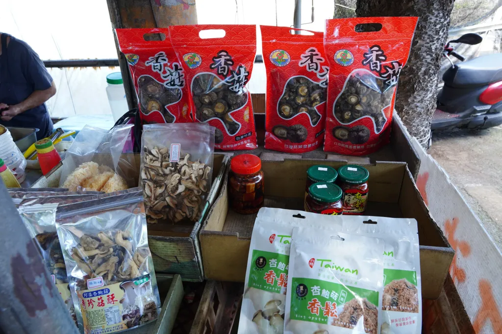攤位旁販售的在地乾香菇伴手禮