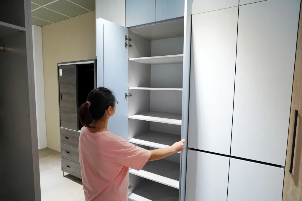 彰化家具推薦, 先進傢俱, 愛庫家居, 鹿港家具, 首購族家具, 家具選擇, 客製化家具, 沙發, 床墊, 床組, 餐桌, 餐椅, 書桌, 書櫃, 系統櫃, 廚具, 自產自銷家具, 室內設計規劃, 客製化室內設計, 家具購買, 家具換新, 彰化家具賣場, 3000坪家具賣場, 家具展示間, 家具選購,先進傢俱評價,iCAKU愛庫家居評價