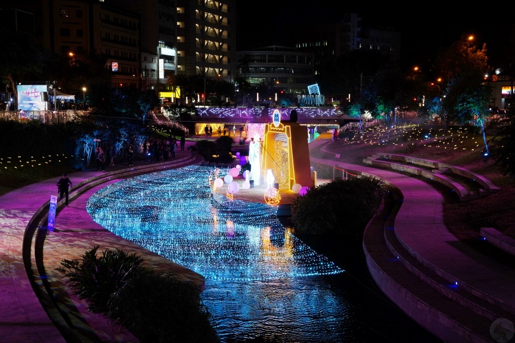 2024台中耶誕嘉年華,柳川水岸景觀步道,綠川水岸廊道,台中火車站三大展區,2024台中聖誕節,台中火車站,柳川水岸景觀步道,綠川水岸景觀步道,舊台中火車站,綠川水岸,柳川水岸,台中耶誕嘉年華,怪獸電力公司,台中好甜，耶誕來電,台中耶誕城2025,台中耶誕晚會,台中耶誕嘉年華2024,台中柳川活動2024,2023台中耶誕嘉年華,台中耶誕活動,台中聖誕演唱會,台中勤美草悟聖誕村