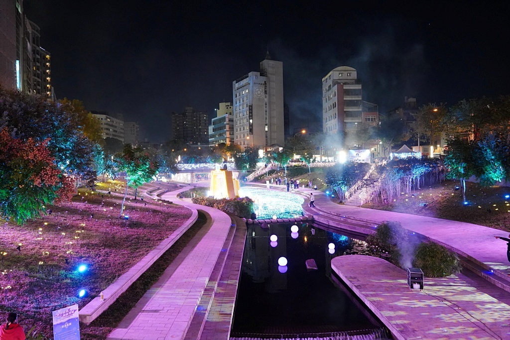2024台中耶誕嘉年華,柳川水岸景觀步道,綠川水岸廊道,台中火車站三大展區,2024台中聖誕節,台中火車站,柳川水岸景觀步道,綠川水岸景觀步道,舊台中火車站,綠川水岸,柳川水岸,台中耶誕嘉年華,怪獸電力公司,台中好甜，耶誕來電,台中耶誕城2025,台中耶誕晚會,台中耶誕嘉年華2024,台中柳川活動2024,2023台中耶誕嘉年華,台中耶誕活動,台中聖誕演唱會,台中勤美草悟聖誕村