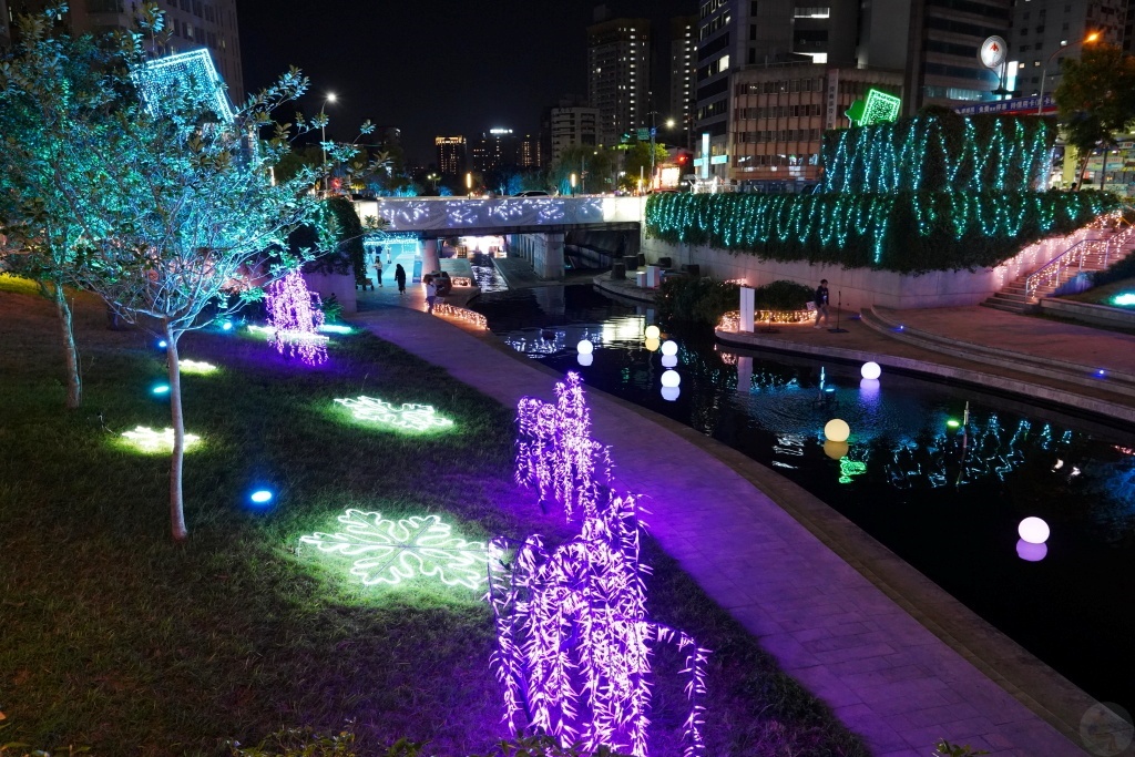 2024台中耶誕嘉年華,柳川水岸景觀步道,綠川水岸廊道,台中火車站三大展區,2024台中聖誕節,台中火車站,柳川水岸景觀步道,綠川水岸景觀步道,舊台中火車站,綠川水岸,柳川水岸,台中耶誕嘉年華,怪獸電力公司,台中好甜，耶誕來電,台中耶誕城2025,台中耶誕晚會,台中耶誕嘉年華2024,台中柳川活動2024,2023台中耶誕嘉年華,台中耶誕活動,台中聖誕演唱會,台中勤美草悟聖誕村