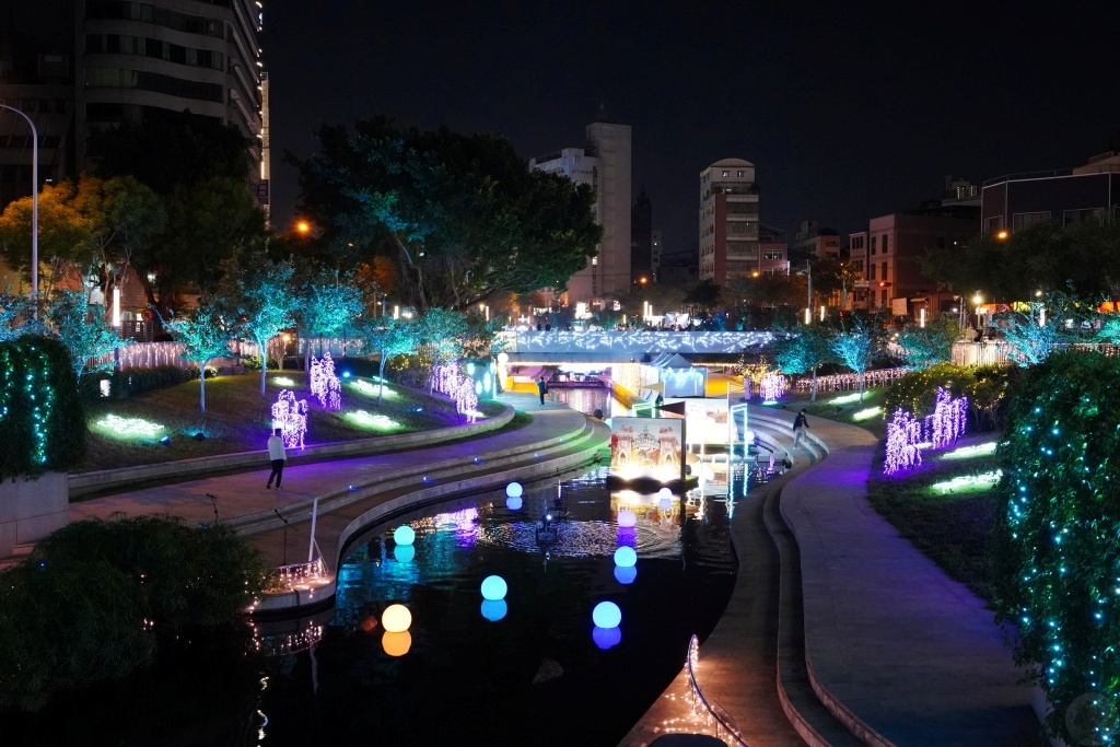 2024台中耶誕嘉年華,柳川水岸景觀步道,綠川水岸廊道,台中火車站三大展區,2024台中聖誕節,台中火車站,柳川水岸景觀步道,綠川水岸景觀步道,舊台中火車站,綠川水岸,柳川水岸,台中耶誕嘉年華,怪獸電力公司,台中好甜，耶誕來電,台中耶誕城2025,台中耶誕晚會,台中耶誕嘉年華2024,台中柳川活動2024,2023台中耶誕嘉年華,台中耶誕活動,台中聖誕演唱會,台中勤美草悟聖誕村