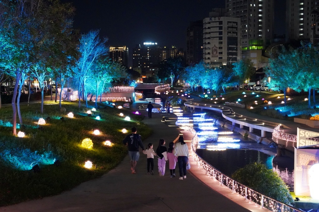 2024台中耶誕嘉年華,柳川水岸景觀步道,綠川水岸廊道,台中火車站三大展區,2024台中聖誕節,台中火車站,柳川水岸景觀步道,綠川水岸景觀步道,舊台中火車站,綠川水岸,柳川水岸,台中耶誕嘉年華,怪獸電力公司,台中好甜，耶誕來電,台中耶誕城2025,台中耶誕晚會,台中耶誕嘉年華2024,台中柳川活動2024,2023台中耶誕嘉年華,台中耶誕活動,台中聖誕演唱會,台中勤美草悟聖誕村