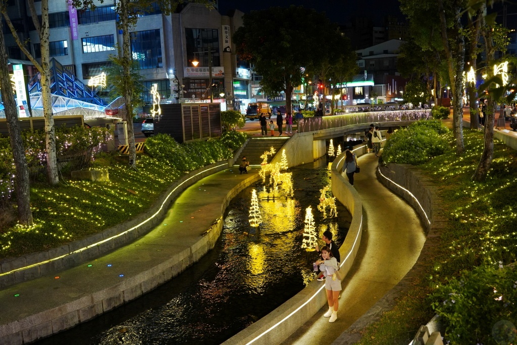 2024台中耶誕嘉年華,柳川水岸景觀步道,綠川水岸廊道,台中火車站三大展區,2024台中聖誕節,台中火車站,柳川水岸景觀步道,綠川水岸景觀步道,舊台中火車站,綠川水岸,柳川水岸,台中耶誕嘉年華,怪獸電力公司,台中好甜，耶誕來電,台中耶誕城2025,台中耶誕晚會,台中耶誕嘉年華2024,台中柳川活動2024,2023台中耶誕嘉年華,台中耶誕活動,台中聖誕演唱會,台中勤美草悟聖誕村