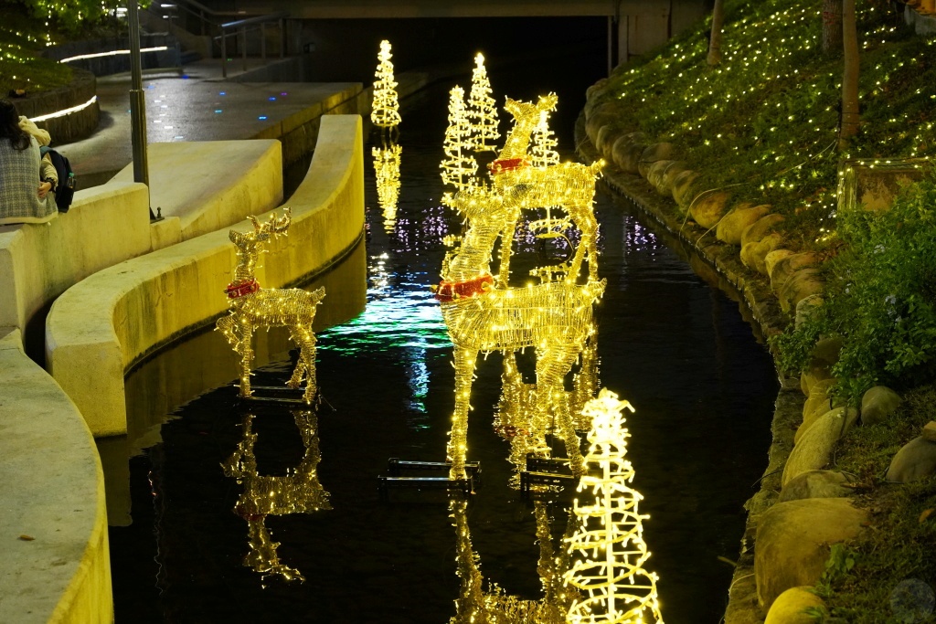 2024台中耶誕嘉年華,柳川水岸景觀步道,綠川水岸廊道,台中火車站三大展區,2024台中聖誕節,台中火車站,柳川水岸景觀步道,綠川水岸景觀步道,舊台中火車站,綠川水岸,柳川水岸,台中耶誕嘉年華,怪獸電力公司,台中好甜，耶誕來電,台中耶誕城2025,台中耶誕晚會,台中耶誕嘉年華2024,台中柳川活動2024,2023台中耶誕嘉年華,台中耶誕活動,台中聖誕演唱會,台中勤美草悟聖誕村