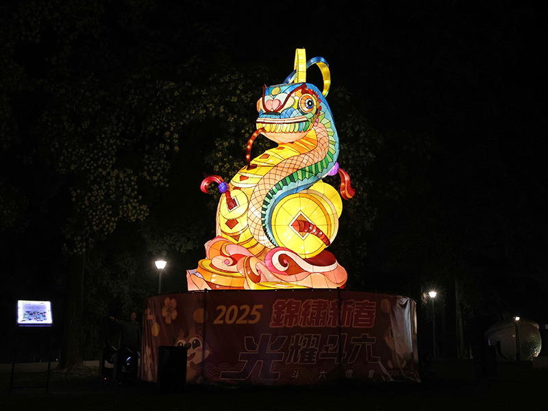 2025全台燈會, 台灣燈會, 台北燈會, 新北燈會, 平溪天燈節, 冬山蘭河港燈節, 中臺灣元宵燈會, 彰化月影燈季, 竹山竹藝燈會, 南投燈會, 斗六燈會, 台南龍崎光節, 月津港燈節, 府城普濟燈會, 新營波光節, 高雄燈會, 佛光山燈會, 鳳山光之季, 屏東燈會, 花蓮太平洋燈會, 鐵花燈之季, 元宵節活動, 台灣元宵燈會, 燈會活動推薦, 旅遊攻略, 燈會景點, 祈福天燈, 台灣文化活動, 親子旅遊, 浪漫景點, 春節活動, 燈光藝術, 燈會美食市集, 全台燈會攻略