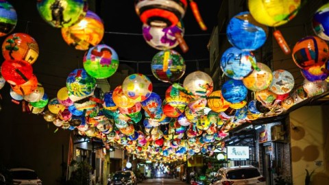 2025全台燈會, 台灣燈會, 台北燈會, 新北燈會, 平溪天燈節, 冬山蘭河港燈節, 中臺灣元宵燈會, 彰化月影燈季, 竹山竹藝燈會, 南投燈會, 斗六燈會, 台南龍崎光節, 月津港燈節, 府城普濟燈會, 新營波光節, 高雄燈會, 佛光山燈會, 鳳山光之季, 屏東燈會, 花蓮太平洋燈會, 鐵花燈之季, 元宵節活動, 台灣元宵燈會, 燈會活動推薦, 旅遊攻略, 燈會景點, 祈福天燈, 台灣文化活動, 親子旅遊, 浪漫景點, 春節活動, 燈光藝術, 燈會美食市集, 全台燈會攻略