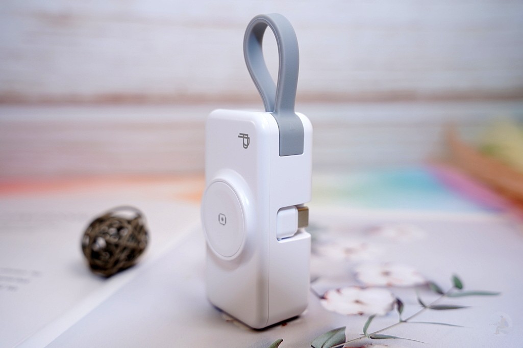 PD20W快速充電,數位電量顯示,翻轉接頭輕鬆收納,兼容AppleWatch無線充電
