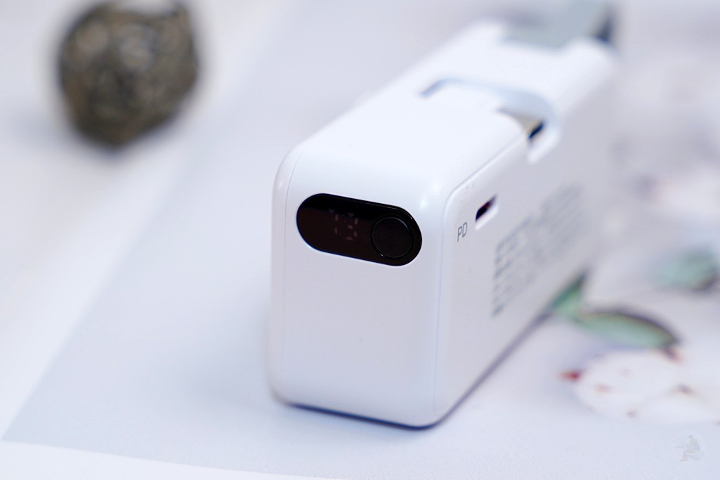 PD20W快速充電,數位電量顯示,翻轉接頭輕鬆收納,兼容AppleWatch無線充電 PD20W快速充電,數位電量顯示,翻轉接頭輕鬆收納,兼容AppleWatch無線充電