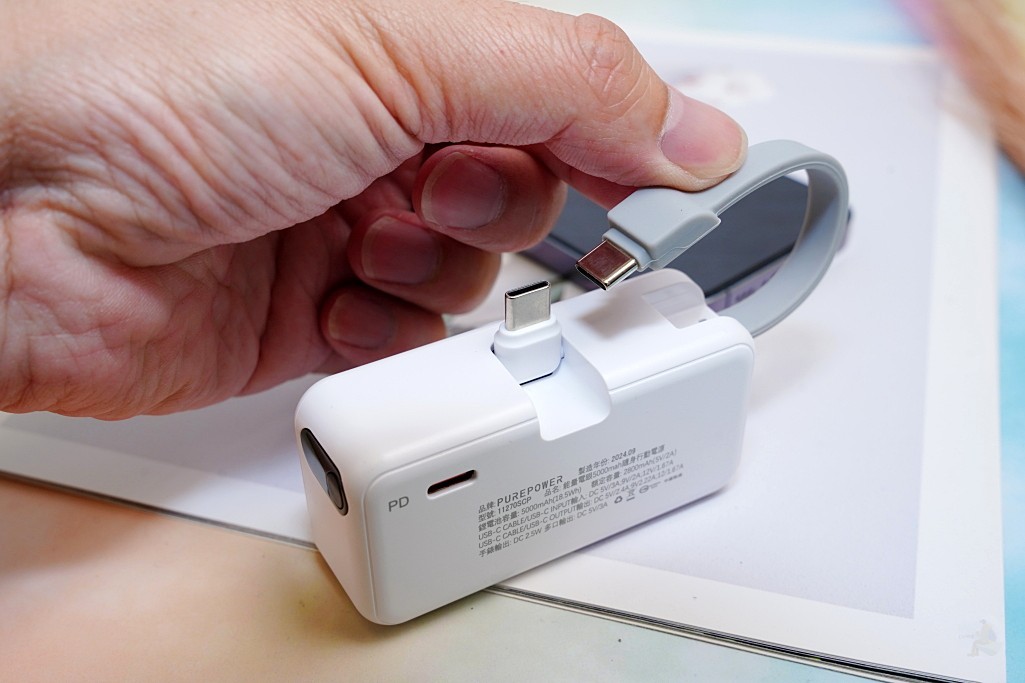PD20W快速充電,數位電量顯示,翻轉接頭輕鬆收納,兼容AppleWatch無線充電 PD20W快速充電,數位電量顯示,翻轉接頭輕鬆收納,兼容AppleWatch無線充電