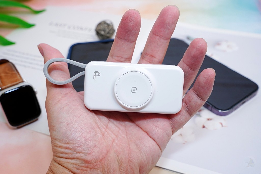 PD20W快速充電,數位電量顯示,翻轉接頭輕鬆收納,兼容AppleWatch無線充電