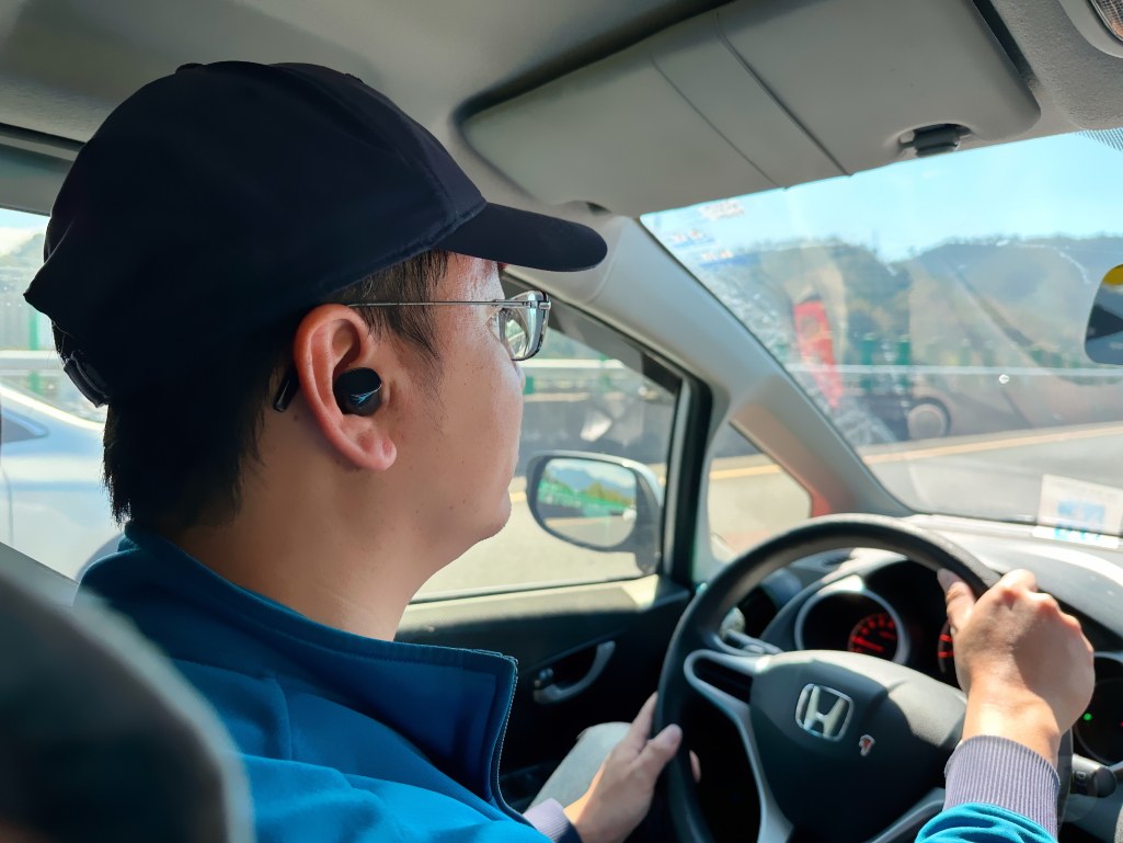 配戴Voyager Free 20於車內享受音樂｜隔絕車室噪音