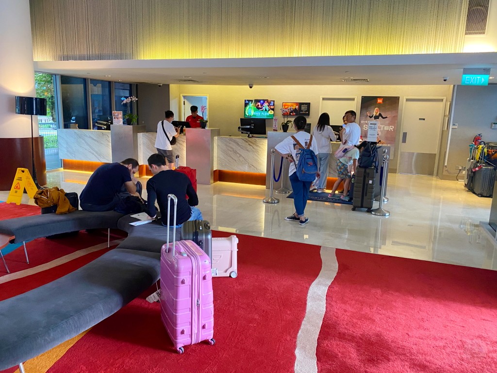 寬敞明亮的酒店一樓大廳與快速Check-in櫃台