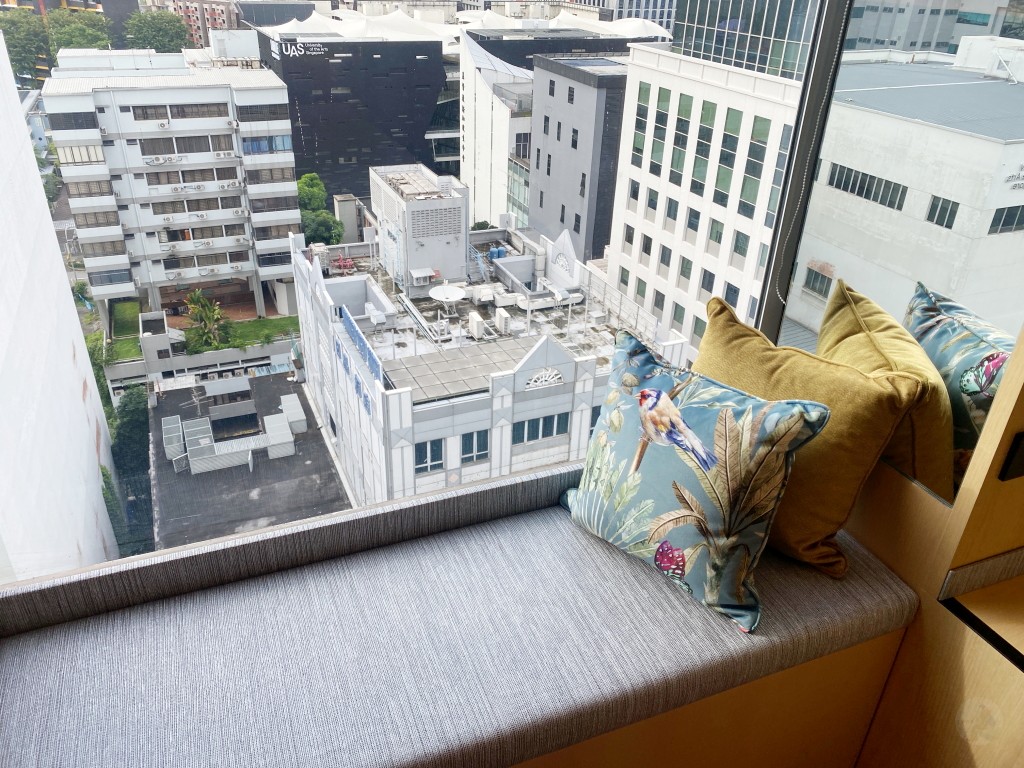 位於14樓房間內可欣賞窗外風景的舒適沙發區