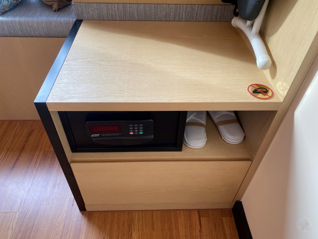 衣櫃內貼心提供的室內拖鞋與安全保險箱