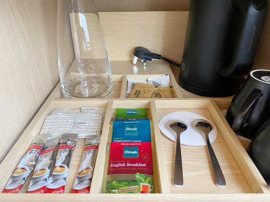 房內免費提供的咖啡茶包、礦泉水與快煮壺