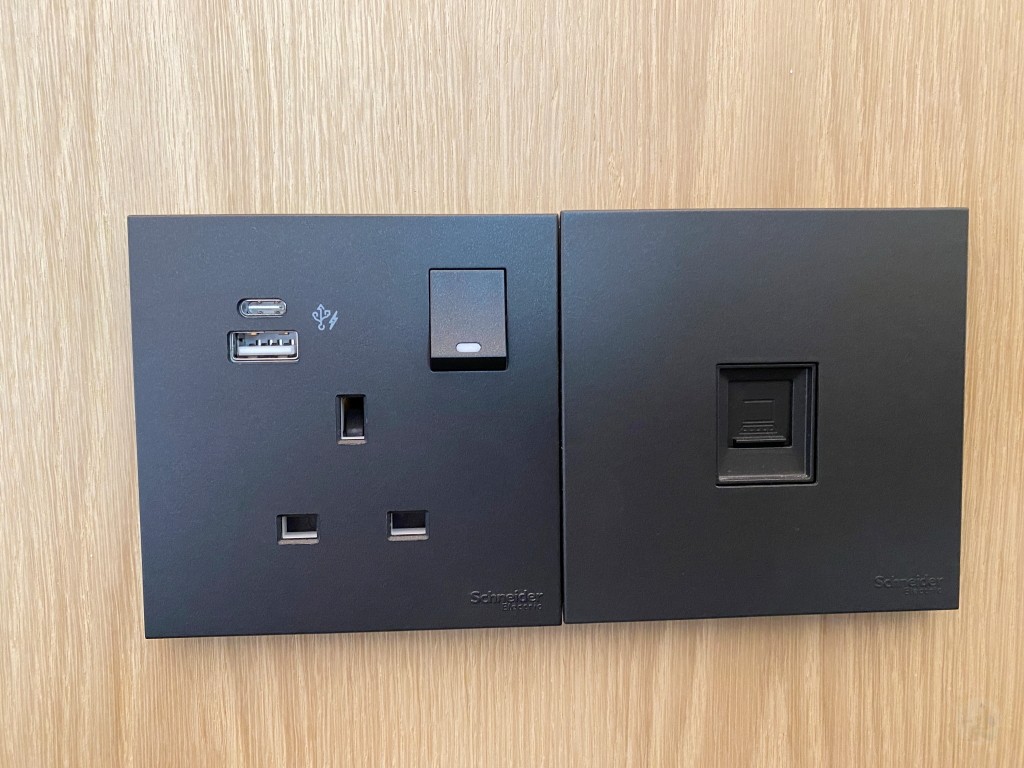 床頭配備國際萬用插座與Type-C、USB充電孔,超級方便