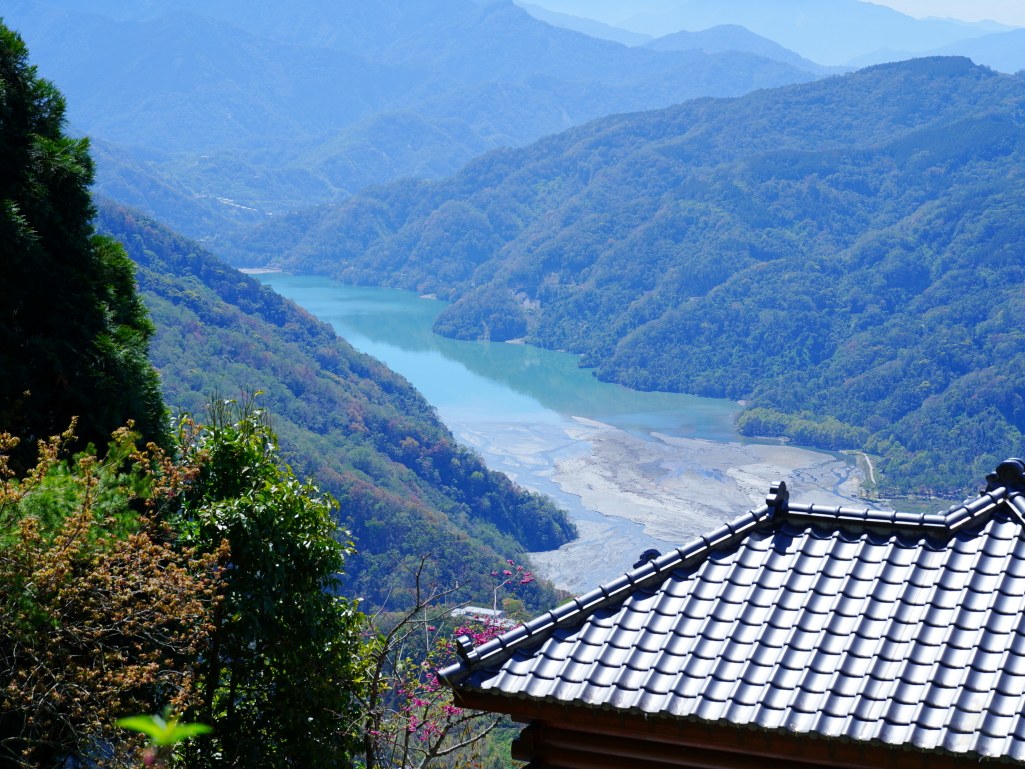 從星嵐拉麵遠眺霧社水庫的壯闊視野