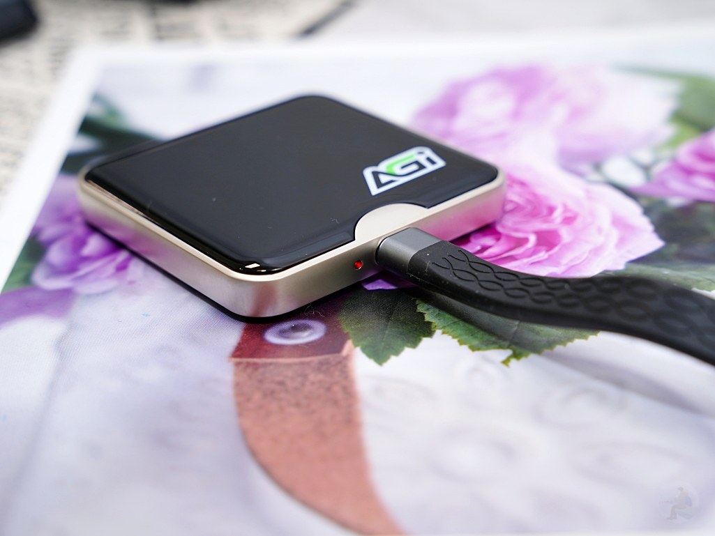 AGI EDM38,AGI 亞奇雷外接SSD,iPhone外接SSD推薦,磁吸式外接SSD,USB 3.2 Gen2 SSD,Mac外接硬碟推薦,1TB 2TB外接式SSD,高速隨身碟推薦,iPhone 15外接硬碟,外出攜帶硬碟