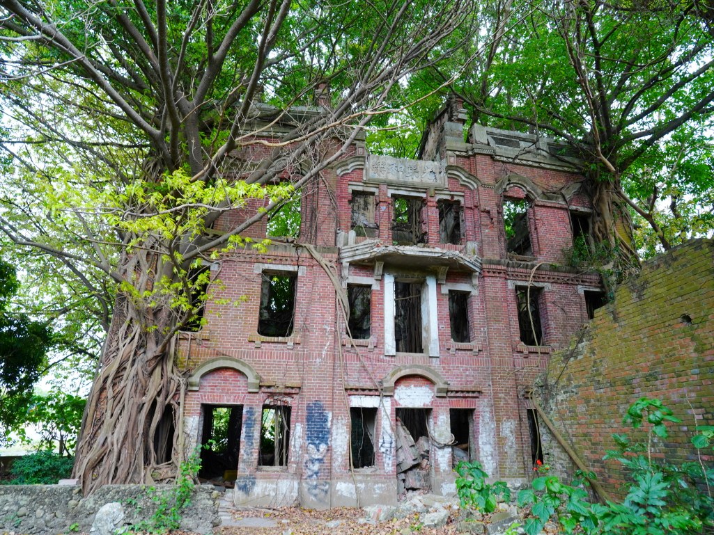 鬼屋咖啡, 民雄鬼屋, 嘉義咖啡廳, 劉家古厝, 嘉義旅遊景點, 嘉義民雄, 嘉義特色咖啡廳, 鬼屋主題咖啡, 嘉義紅茶, 巧克力鬆餅, 民雄旅遊, 傳奇故事景點, 民雄打卡景點, 嘉義小點心, 民雄咖啡店, 嘉義古建築, 咖啡與小點心, 旅遊咖啡廳, 嘉義必訪咖啡廳, 嘉義景點推薦 鬼屋咖啡, 民雄鬼屋, 嘉義咖啡廳, 劉家古厝, 嘉義旅遊景點, 嘉義民雄, 嘉義特色咖啡廳, 鬼屋主題咖啡, 嘉義紅茶, 巧克力鬆餅, 民雄旅遊, 傳奇故事景點, 民雄打卡景點, 嘉義小點心, 民雄咖啡店, 嘉義古建築, 咖啡與小點心, 旅遊咖啡廳, 嘉義必訪咖啡廳, 嘉義景點推薦
