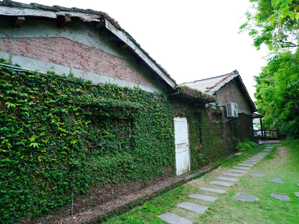 鬼屋咖啡, 民雄鬼屋, 嘉義咖啡廳, 劉家古厝, 嘉義旅遊景點, 嘉義民雄, 嘉義特色咖啡廳, 鬼屋主題咖啡, 嘉義紅茶, 巧克力鬆餅, 民雄旅遊, 傳奇故事景點, 民雄打卡景點, 嘉義小點心, 民雄咖啡店, 嘉義古建築, 咖啡與小點心, 旅遊咖啡廳, 嘉義必訪咖啡廳, 嘉義景點推薦 鬼屋咖啡, 民雄鬼屋, 嘉義咖啡廳, 劉家古厝, 嘉義旅遊景點, 嘉義民雄, 嘉義特色咖啡廳, 鬼屋主題咖啡, 嘉義紅茶, 巧克力鬆餅, 民雄旅遊, 傳奇故事景點, 民雄打卡景點, 嘉義小點心, 民雄咖啡店, 嘉義古建築, 咖啡與小點心, 旅遊咖啡廳, 嘉義必訪咖啡廳, 嘉義景點推薦