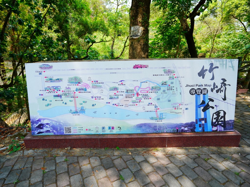 竹崎親水公園,竹崎公園,嘉義花旗木,花旗木花海,花旗木季節,行千吊橋,千禧橋,竹崎天空走廊,天空步道,嘉義賞花,嘉義旅遊,春季花景,粉紅花海,花旗木打卡,竹崎花旗木,嘉義景點推薦,森林系景點,花旗木開花時間,嘉義一日遊,粉紅控必拍