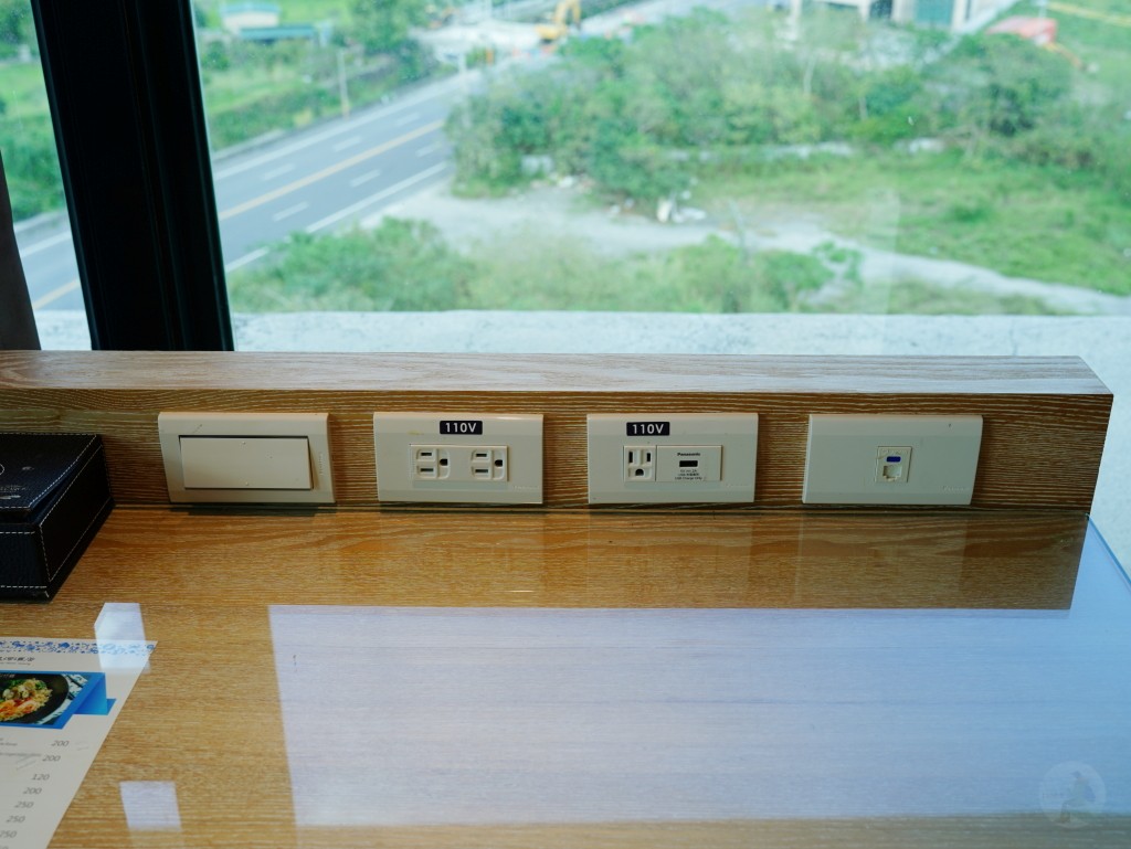 電視旁的充電區
