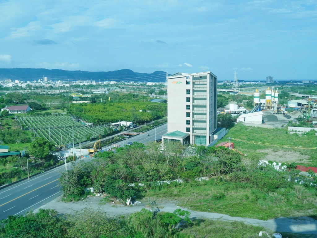 窗外山脈景色