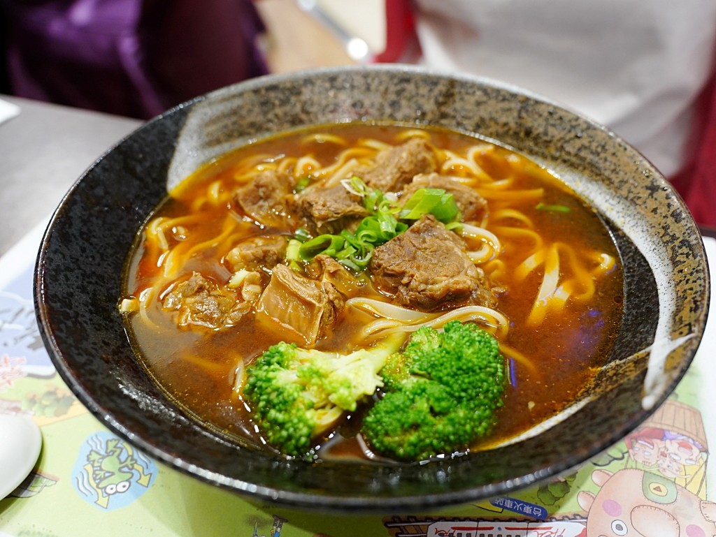 牛肉麵與燴飯上桌