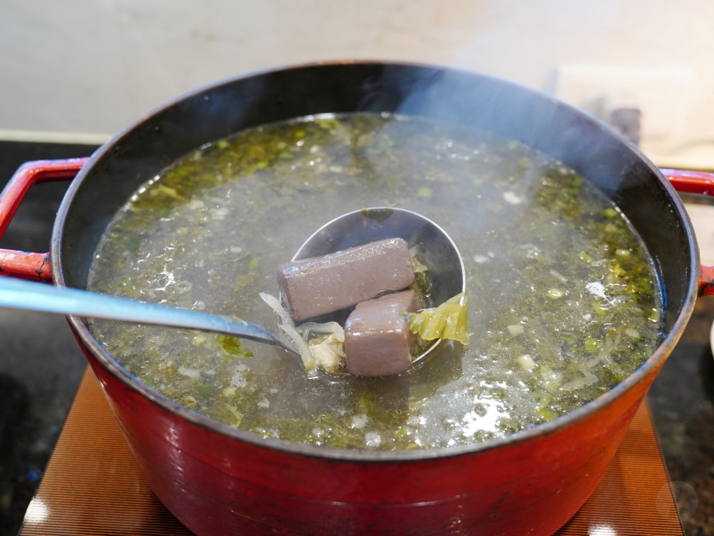 滿滿料的豬血湯