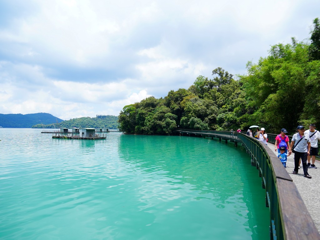 南投景點,日月潭景點,親子旅行,南投,南投景點推薦,輕鬆步道,日月潭,日月潭景點推薦,日月潭步道,親子友善,水蛙頭步道,日月潭旅遊,九蛙疊像,微旅行,日月潭即時影像