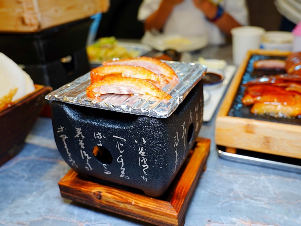 桌上附有小型烤爐可自行加熱鴨肉