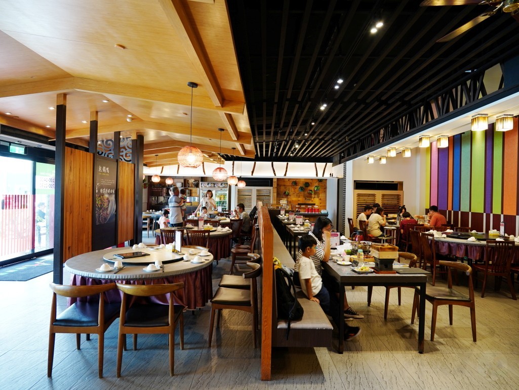 中午用餐時段高朋滿座的餐廳