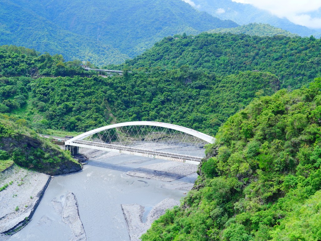 多納部落一日遊,茂林一日遊,茂林景點,多納高吊橋,蛇頭山景觀台,小長城步道,瑪姿餐廳,一杉沐咖啡屋,高雄原住民部落,茂林多納部落,茂林部落旅遊,高雄秘境景點,多納部落文化體驗,魯凱族部落,高雄茂林行程推薦,部落美食推薦,茂林自駕一日遊,茂林輕旅行,多納部落石板屋,多納部落彩繪牆,高雄山區景點,茂林秘境步道,高雄拍照景點,茂林原住民文化,高雄深度旅遊