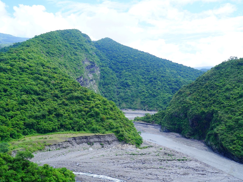 多納部落一日遊,茂林一日遊,茂林景點,多納高吊橋,蛇頭山景觀台,小長城步道,瑪姿餐廳,一杉沐咖啡屋,高雄原住民部落,茂林多納部落,茂林部落旅遊,高雄秘境景點,多納部落文化體驗,魯凱族部落,高雄茂林行程推薦,部落美食推薦,茂林自駕一日遊,茂林輕旅行,多納部落石板屋,多納部落彩繪牆,高雄山區景點,茂林秘境步道,高雄拍照景點,茂林原住民文化,高雄深度旅遊