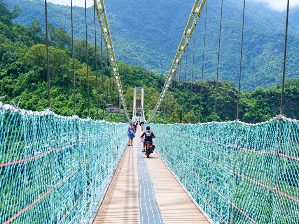 多納部落一日遊,茂林一日遊,茂林景點,多納高吊橋,蛇頭山景觀台,小長城步道,瑪姿餐廳,一杉沐咖啡屋,高雄原住民部落,茂林多納部落,茂林部落旅遊,高雄秘境景點,多納部落文化體驗,魯凱族部落,高雄茂林行程推薦,部落美食推薦,茂林自駕一日遊,茂林輕旅行,多納部落石板屋,多納部落彩繪牆,高雄山區景點,茂林秘境步道,高雄拍照景點,茂林原住民文化,高雄深度旅遊