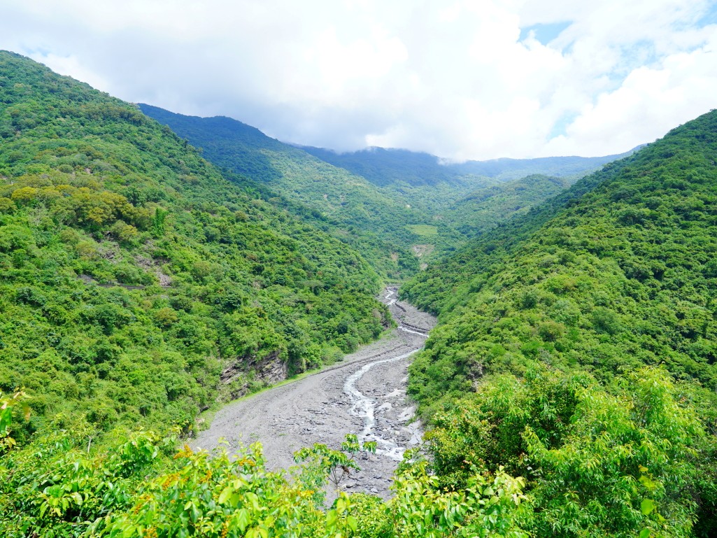 多納部落一日遊,茂林一日遊,茂林景點,多納高吊橋,蛇頭山景觀台,小長城步道,瑪姿餐廳,一杉沐咖啡屋,高雄原住民部落,茂林多納部落,茂林部落旅遊,高雄秘境景點,多納部落文化體驗,魯凱族部落,高雄茂林行程推薦,部落美食推薦,茂林自駕一日遊,茂林輕旅行,多納部落石板屋,多納部落彩繪牆,高雄山區景點,茂林秘境步道,高雄拍照景點,茂林原住民文化,高雄深度旅遊
