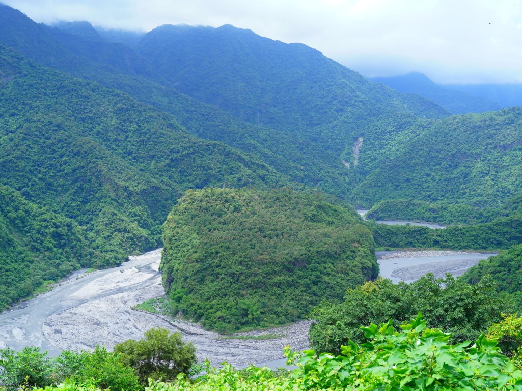 多納部落一日遊,茂林一日遊,茂林景點,多納高吊橋,蛇頭山景觀台,小長城步道,瑪姿餐廳,一杉沐咖啡屋,高雄原住民部落,茂林多納部落,茂林部落旅遊,高雄秘境景點,多納部落文化體驗,魯凱族部落,高雄茂林行程推薦,部落美食推薦,茂林自駕一日遊,茂林輕旅行,多納部落石板屋,多納部落彩繪牆,高雄山區景點,茂林秘境步道,高雄拍照景點,茂林原住民文化,高雄深度旅遊