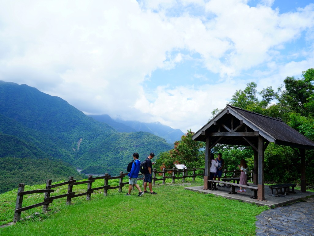多納部落一日遊,茂林一日遊,茂林景點,多納高吊橋,蛇頭山景觀台,小長城步道,瑪姿餐廳,一杉沐咖啡屋,高雄原住民部落,茂林多納部落,茂林部落旅遊,高雄秘境景點,多納部落文化體驗,魯凱族部落,高雄茂林行程推薦,部落美食推薦,茂林自駕一日遊,茂林輕旅行,多納部落石板屋,多納部落彩繪牆,高雄山區景點,茂林秘境步道,高雄拍照景點,茂林原住民文化,高雄深度旅遊