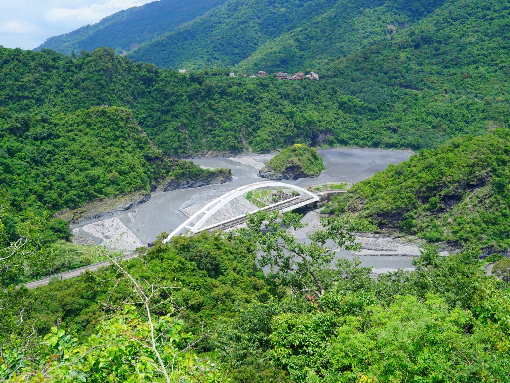 多納部落一日遊,茂林一日遊,茂林景點,多納高吊橋,蛇頭山景觀台,小長城步道,瑪姿餐廳,一杉沐咖啡屋,高雄原住民部落,茂林多納部落,茂林部落旅遊,高雄秘境景點,多納部落文化體驗,魯凱族部落,高雄茂林行程推薦,部落美食推薦,茂林自駕一日遊,茂林輕旅行,多納部落石板屋,多納部落彩繪牆,高雄山區景點,茂林秘境步道,高雄拍照景點,茂林原住民文化,高雄深度旅遊